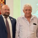 Евгений Ваганов вручил жилищный сертификат жителю Сосновского округа, эвакуированному после аварии на «Маяке»