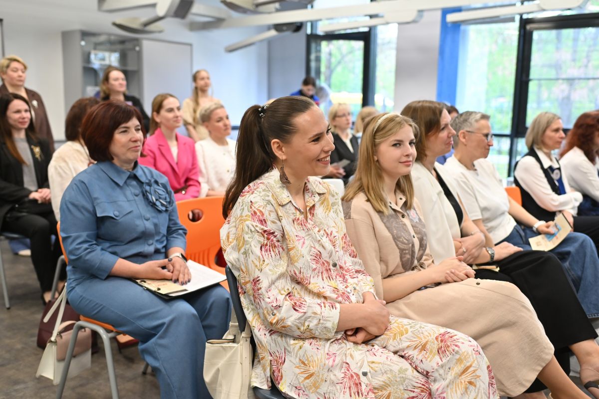 Возможность трудоустройства бойцов с ампутацией и отмена критерия нуждаемости для соцконтрактов вдов ветеранов: в Вологде активистки «Женского движения Единой России» представили предложения в Народную программу