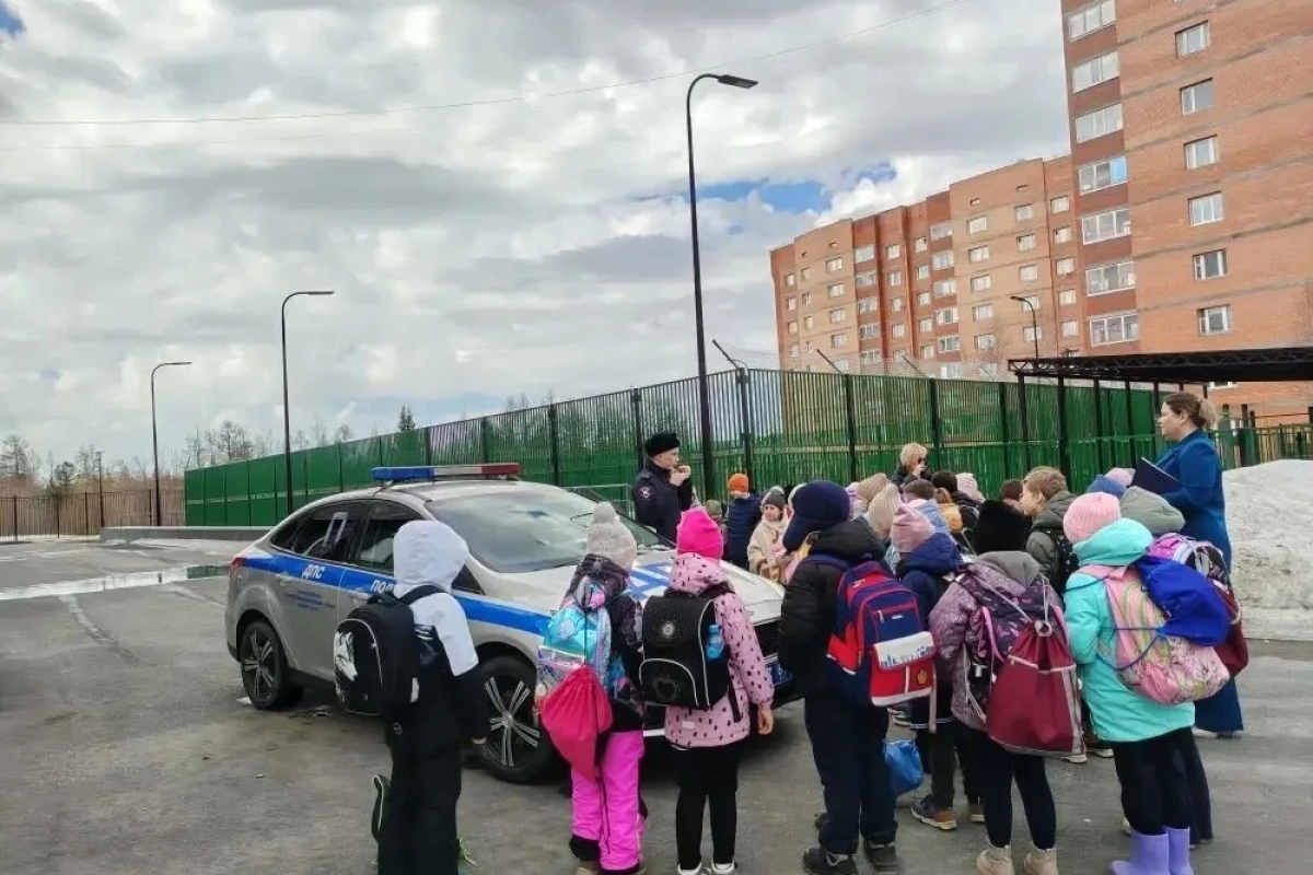 Безопасное детство: Инспектор ГИБДД провел с первоклассниками Нового Уренгоя беседу о правильном поведении на дорогах