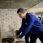Партийцы и молодогвардейцы разгрузили гуманитарный груз