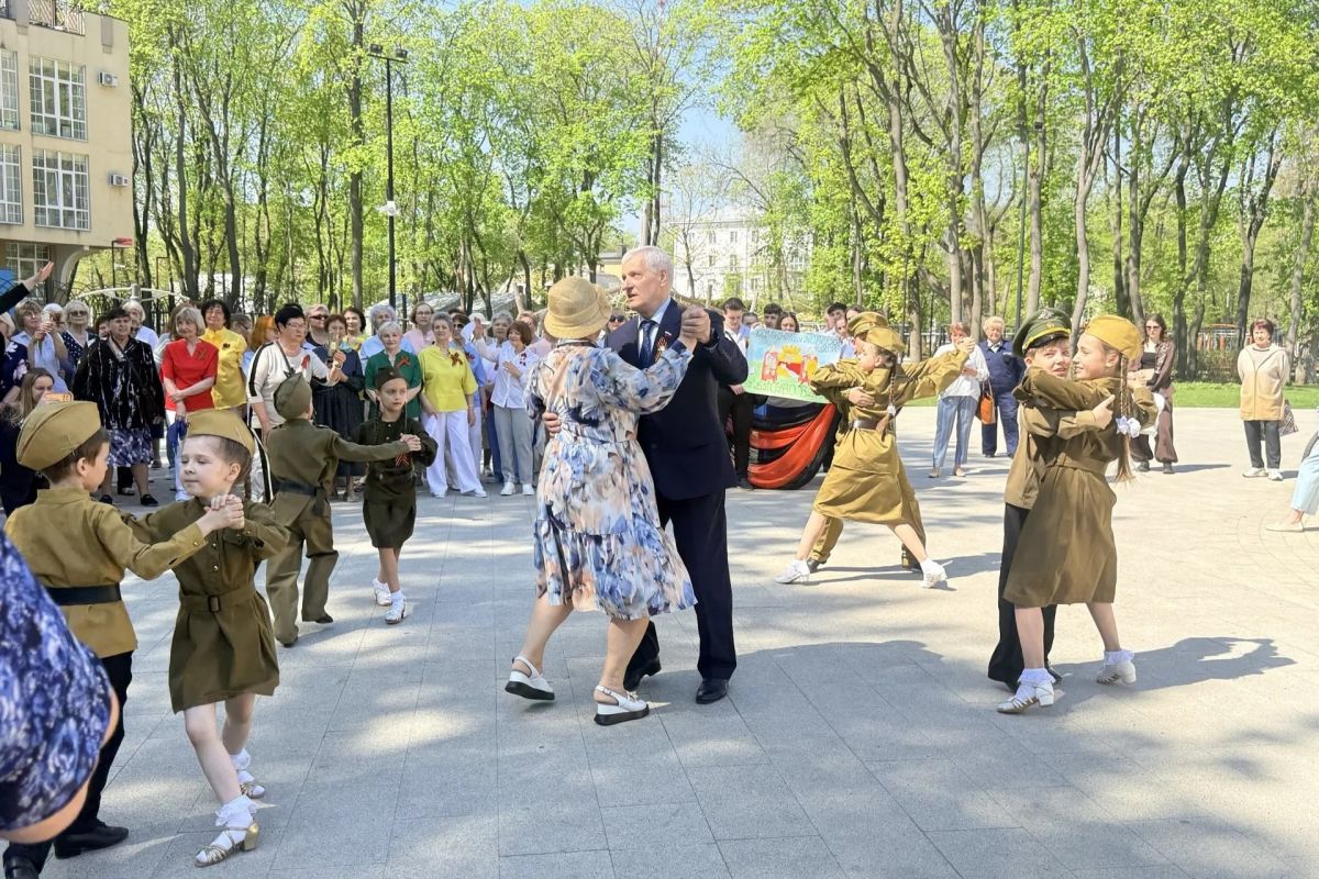 «Единая Россия» в Воронеже провела акцию «Вальс Победы»