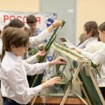 Для школьников провели мастер-класс по плетению маскировочных сетей