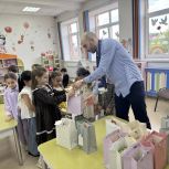 В рамках акции «Добрые дела» кандидат ПГ Иса Чапанов посетил городской детский сад «Сокровища Нации»
