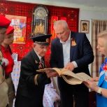 В Осинниках активисты «Единой России» поздравили ветерана с Днем Победы