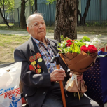 Единороссы ЮВАО в рамках акции «Парад у дома ветерана» поздравили 100-летнего участника Великой Отечественной войны