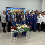 В ясиноватской школе открыли Парту Героя в память о Валентине Гризодубовой