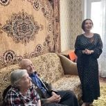 Юлия Литневская поздравила супругов-ветеранов Антоновых с Днём Победы