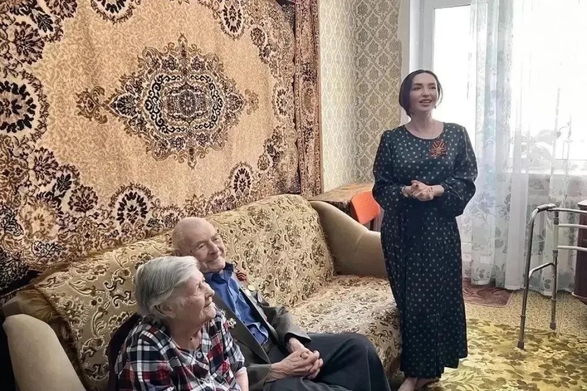 Юлия Литневская поздравила супругов-ветеранов Антоновых с Днём Победы