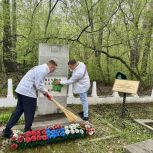 Прокопьевские молодогвардейцы привели в порядок памятник красноармейцам