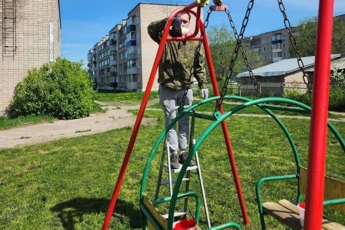В пгт Восточный сторонники «Единой России» обновляют детские площадки