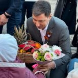 Подарки, цветы, слова благодарности: «Единая Россия» поздравила фронтовиков с Днём Победы