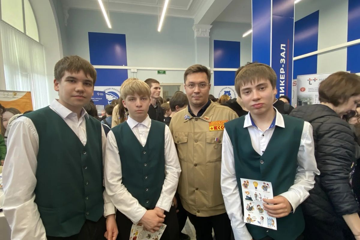 Большая ярмарка вакансий для подростков прошла в штабе общественной поддержки Единой России