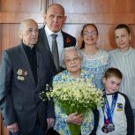 Александр Карелин поздравил с Днем Победы ветерана Великой Отечественной войны Льва Яковлевича Савельева