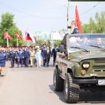 В Луганске прошли парады у домов ветеранов Великой Отечественной войны