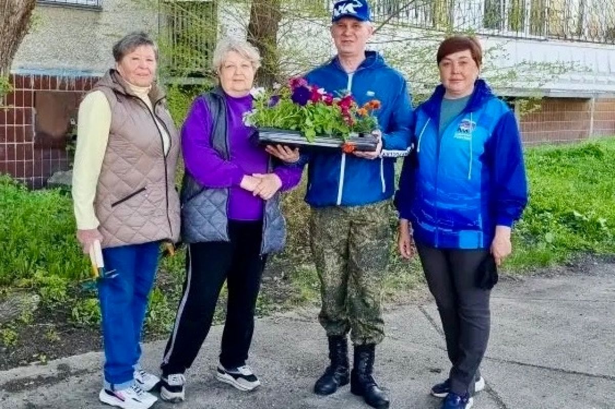 Партийцы в Челябинске проводят патриотические субботники к 9 Маю