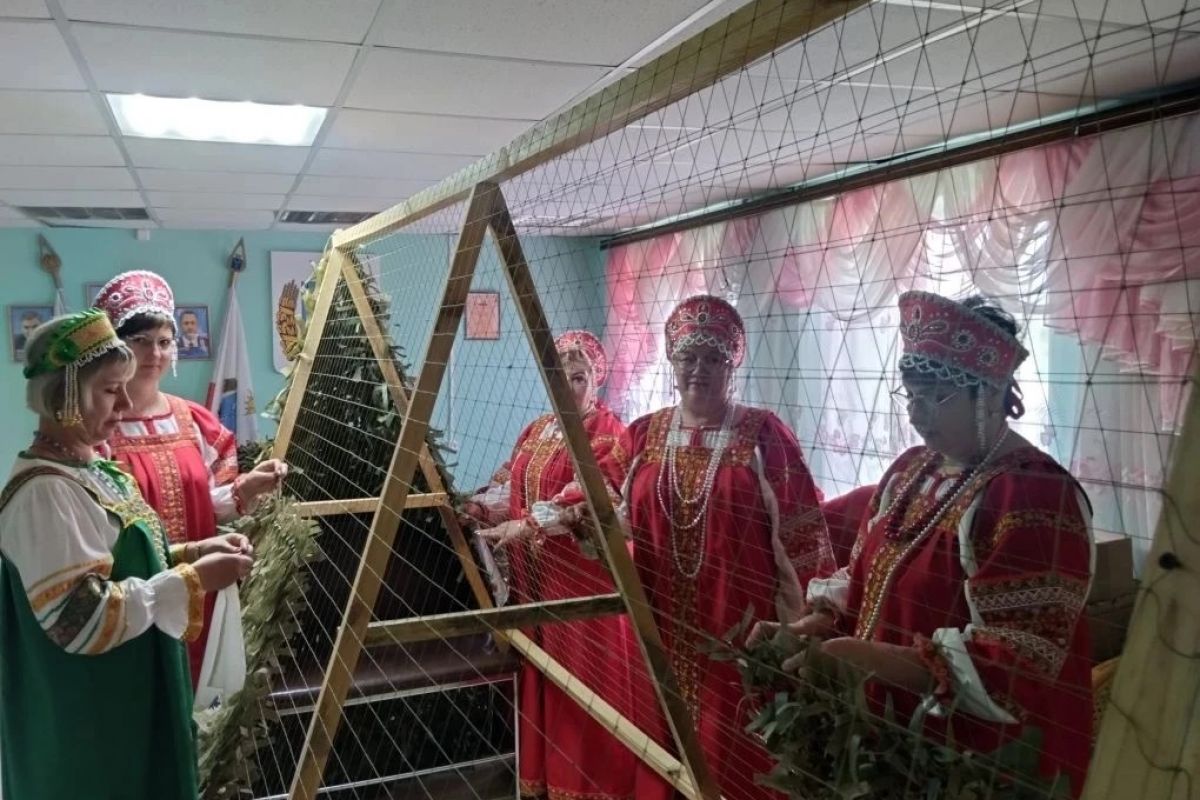 Аткарские волонтеры открыли пункт по вязанию маскировочных сетей на СВО
