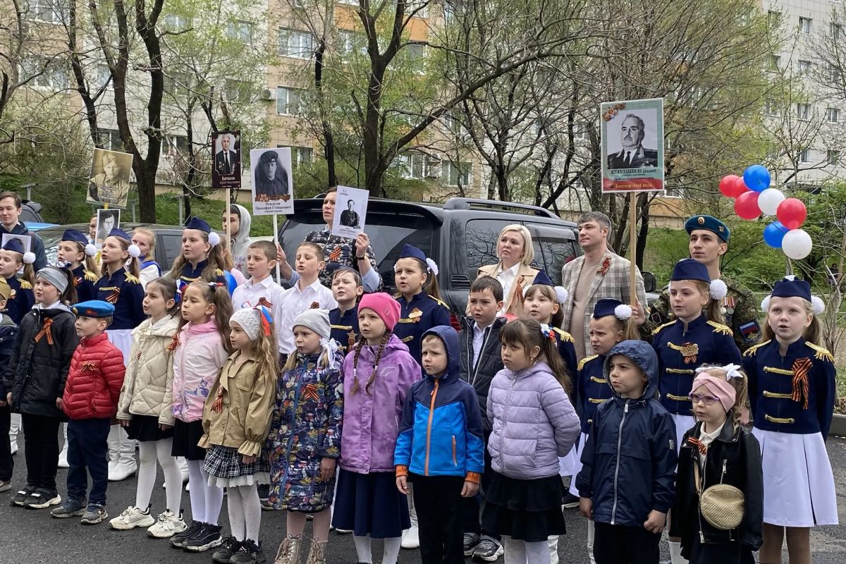 Единороссы поздравили ветерана Великой Отечественной войны Анатолия Лаврова с наступающим Днём Победы