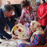 Россошанские единороссы поздравили местную жительницу со 101-м днём рождения
