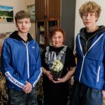 «Единая Россия» всегда рядом: активисты поздравили ветеранов труда с Первомаем