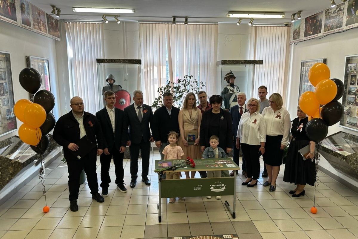 В районе Марьино открыли Парту Героя в честь выпускника — участника СВО Алексея Исаева