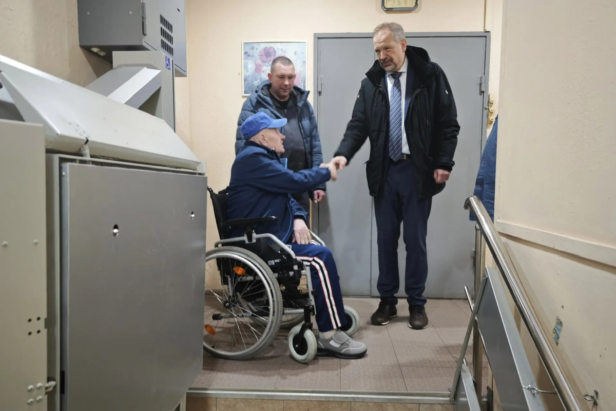 В доме на улице Академика Пилюгина установили подъемную платформу для маломобильных жителей