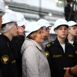 Депутат Госдумы Светлана Разворотнева познакомила школьников с судостроительным производством на юге столицы