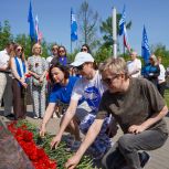 В День трудовой доблести кировские партийцы почтили память Героев Труда