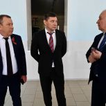 Евгений Первышов проверил строительство новых модульных корпусов в загородном оздоровительном лагере «Костёр»