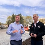 Партийцы осмотрели ход благоустройства дворовой территории в Миассе