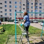 В пгт Восточный сторонники «Единой России» обновляют детские площадки