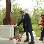 Александр Асафов принял участие в памятной акции у стелы защитникам Москвы на севере столицы
