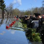 День Победы в Петрозаводске начали с возложения цветов к военным мемориалам
