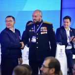 Владимир Якушев вручил партийный билет ветерану СВО из Кузбасса