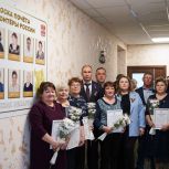 Герой России, сенатор РФ Дмитрий Перминов открыл в Оконешниково Доску почета волонтеров