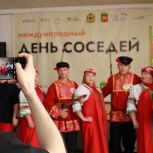 По партпроекту «Единой России» «Школа ЖКХ» в Херсонской области впервые провели фестиваль ко Дню соседей