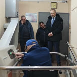 В доме на улице Академика Пилюгина установили подъемную платформу для маломобильных жителей