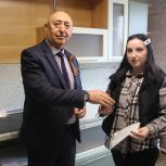 В Верхнеуральске «Единая Россия» вручила девушке-сироте ключи от квартиры