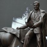 Монумент Герою Социалистического Труда Юрию Максареву открыли в Москве на Бережковской набережной