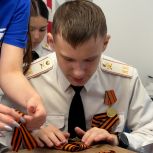В штабе общественной поддержки «Единой России» в Благовещенске состоялся мастер-класс по изготовлению брошей Победы