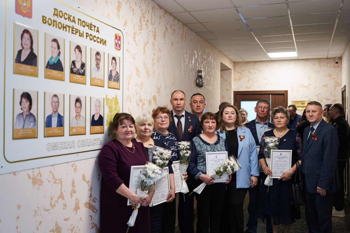 Герой России, сенатор РФ Дмитрий Перминов открыл в Оконешниково Доску почета волонтеров