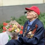 Московские единороссы провели патриотическую акцию «Парад у дома ветерана»