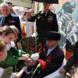 В муниципалитетах Башкортостана ветеранов Победы поздравили личными парадами у домов
