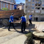 Активисты «Единой России» помогли жительнице Махачкалы ликвидировать последствия паводка