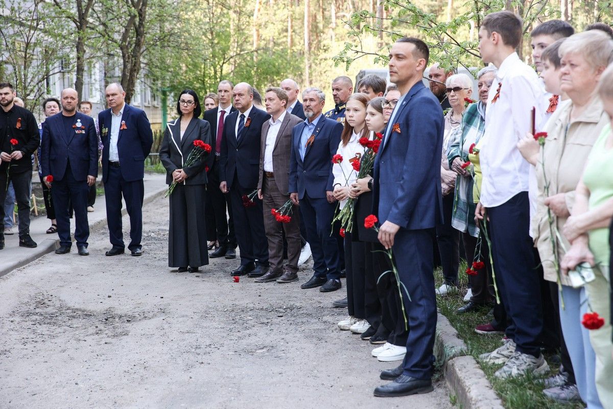 В Рязани в поселке Солотча открыли мемориальную доску участнику СВО Алексею Пыленку, героически погибшему при исполнении воинского долга