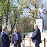 Панков с жителями посетил памятники героям-землякам