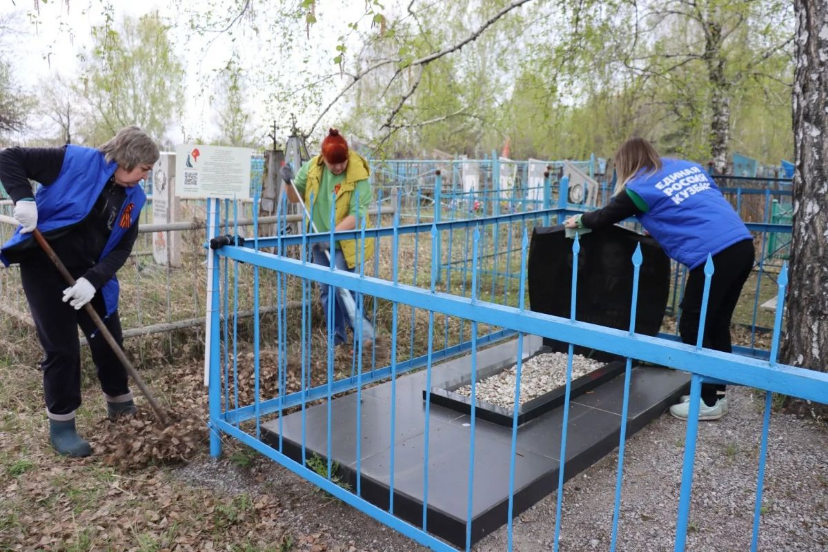 В Белове единороссы привели в порядок могилу героя Великой Отечественной войны