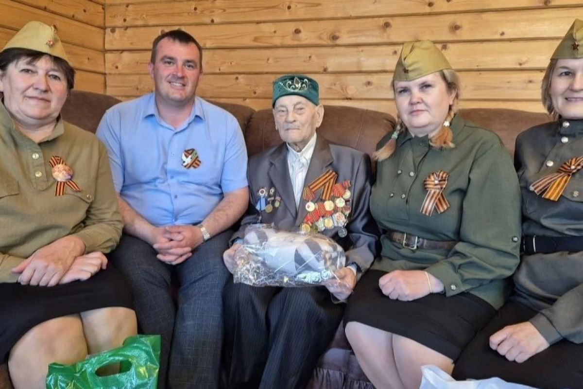 Нижнекамские партийцы поздравили ветерана с Днем Победы
