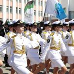 На открытии первого финального дня смотра-конкурса «Равняемся на Героев» в Ижевске подняли Знамя Победы