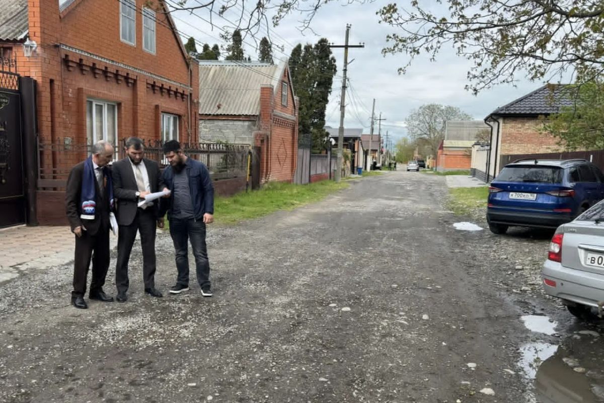Партийный десант Единой России в Карабулаке побывал на общественных территориях, которые благоустроят по нацпроекту