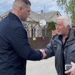 Участник предварительного голосования «Единой России» помог пенсионеру из Геническа в установке нового люка у двора